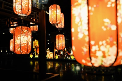 橙色和白色的中国灯笼
